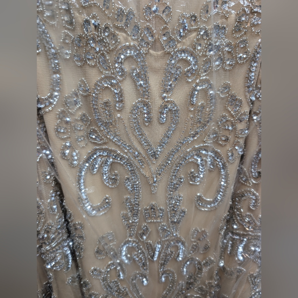 Elegant Cream Sleeveless Dress - Picture 10 of 11